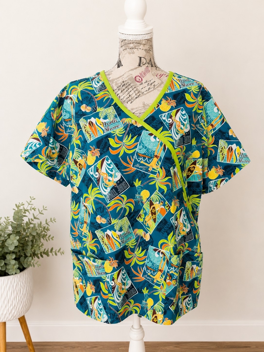 Full Moon Hawaii Tropical Surfboard Scrub Top Size Large Blue Hawaiian Print